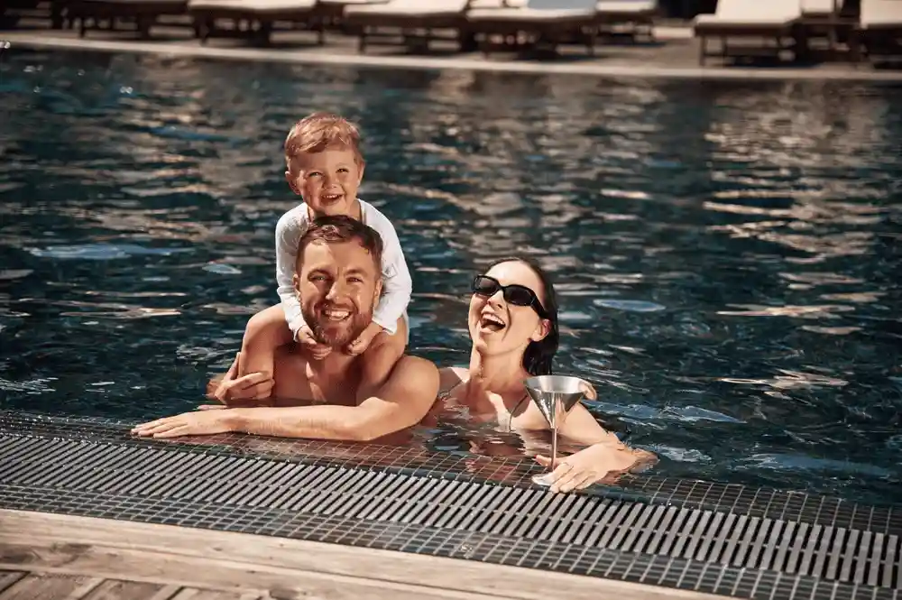 Imagen de familia divirtiéndose en el Día Mundial de las Madres y los Padres