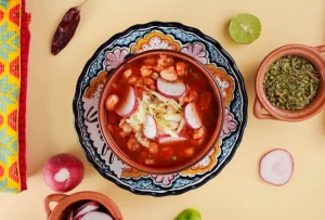 Descubre las comidas típicas más emblemáticas de Guadalajara, Morelia y Colima. Guía experta sobre platillos y destinos para tu próximo viaje con Autovías.