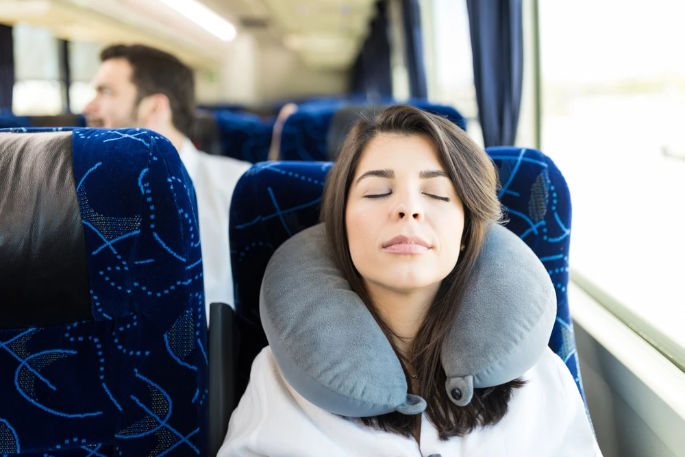 Descubre los mejores trucos para dormir mejor en viajes largos. Mejora tu descanso con consejos de ergonomía, accesorios y nutrición. ¡Llega fresco a tu destino!