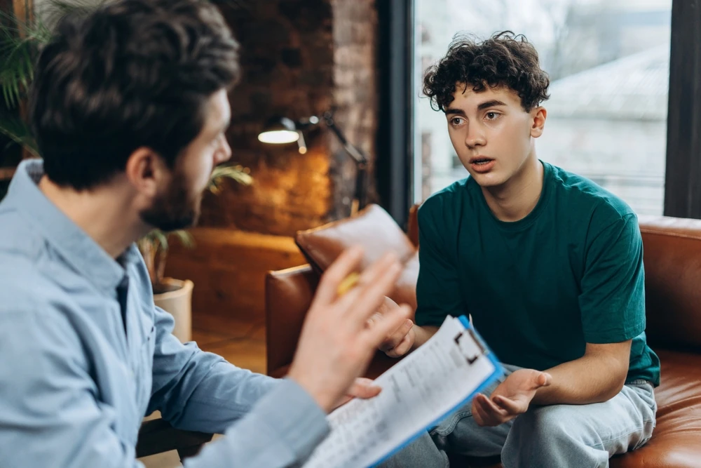 Conmemora el Día del Bienestar Mental de los Adolescentes. Descubre consejos de autocuidado, la importancia de hablar y recursos de apoyo para esta etapa.
