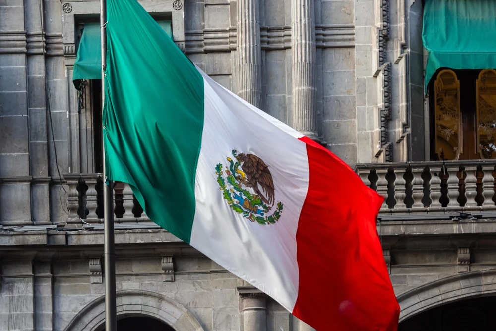 Celebra el Día de la Bandera de México este 24 de febrero. Conoce su historia, significado y los mejores destinos para vivir los festejos con Autovías.