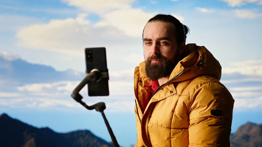 Aprende cómo documentar tu viaje para redes sociales sin perder la experiencia real. Consejos expertos para capturar lo mejor de México con Autovías La Línea.