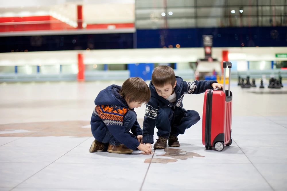 Descubre los mejores tips para viajar con niños en autobús. Juegos, snacks y destinos en México para un viaje familiar divertido con Autovías La Línea.