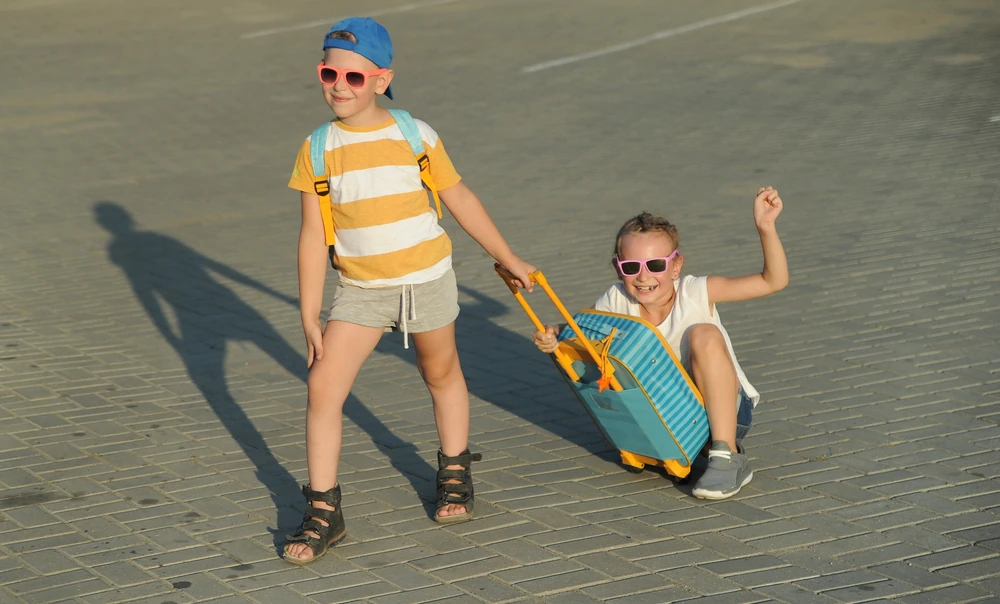 Descubre los mejores tips para viajar con niños en autobús. Juegos, snacks y destinos en México para un viaje familiar divertido con Autovías La Línea.