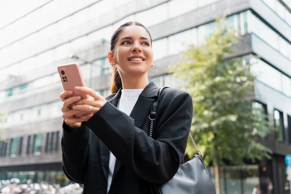 Celebra el Día del Teléfono Móvil. Descubre las apps esenciales para tu viaje en autobús: planifica, entretente y explora México con tu smartphone.