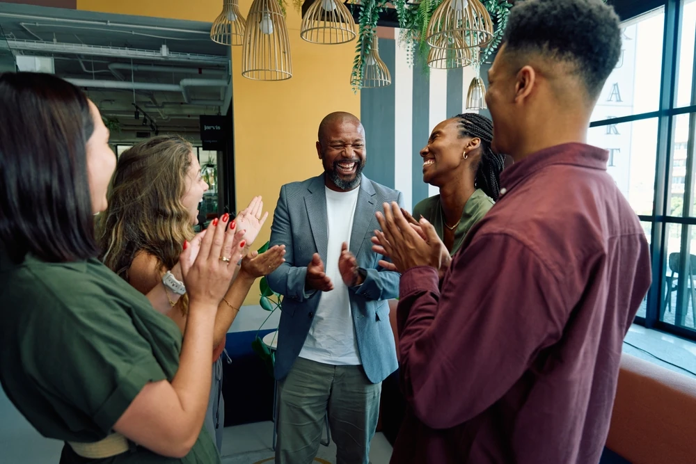 En el Día del Compañero de Trabajo, descubre por qué un buen equipo es clave. Encuentra ideas para celebrar, incluyendo viajes de integración.