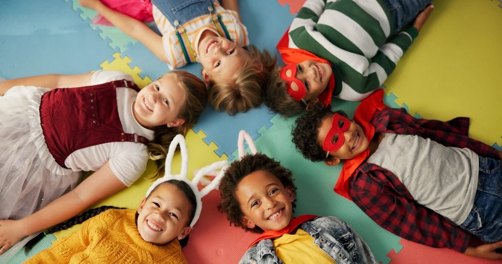 Celebra el Día de las Niñas y los Niños con un viaje inolvidable. Descubre ideas y destinos para una aventura en autobús en familia por México.