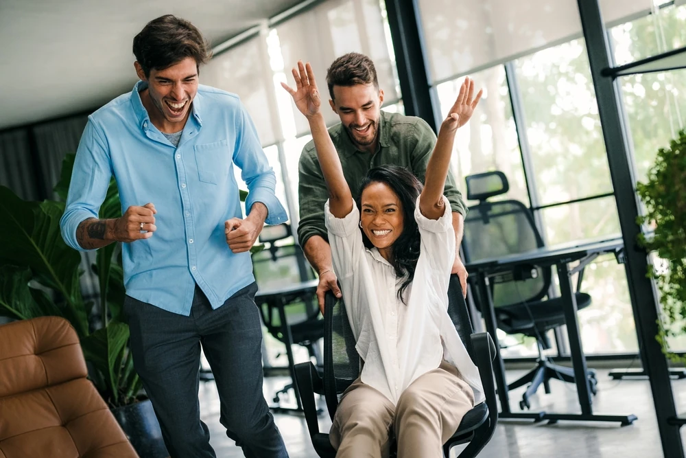 En el Día Internacional de la Diversión en el Trabajo, descubre por qué un ambiente laboral positivo aumenta la productividad y el bienestar de tu equipo.