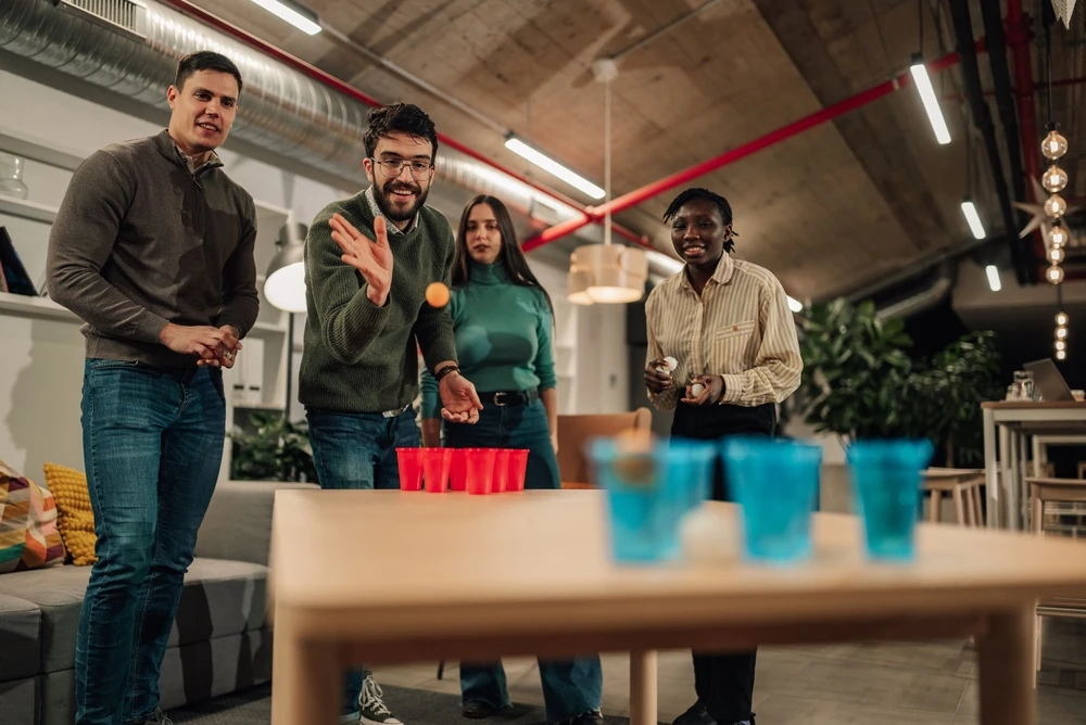 En el Día Internacional de la Diversión en el Trabajo, descubre por qué un ambiente laboral positivo aumenta la productividad y el bienestar de tu equipo.