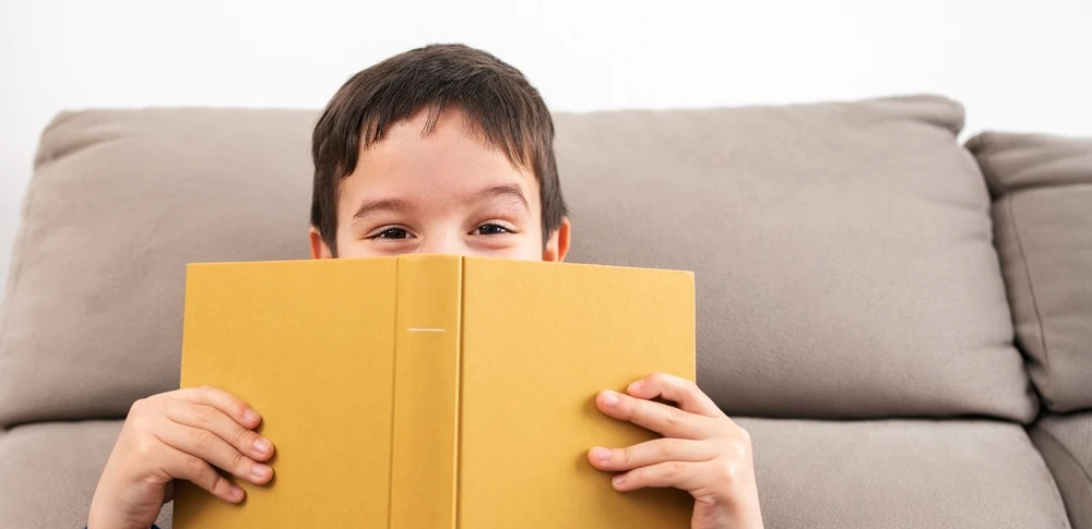 Celebra el Día del Libro Infantil y Juvenil. Descubre lecturas ideales para viajar en autobús con niños y convierte cada trayecto en una nueva aventura.