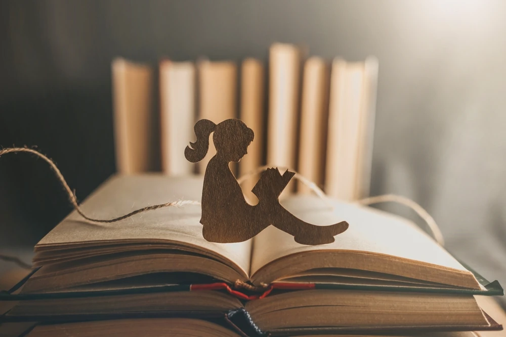 Celebra el Día del Libro Infantil y Juvenil. Descubre lecturas ideales para viajar en autobús con niños y convierte cada trayecto en una nueva aventura.