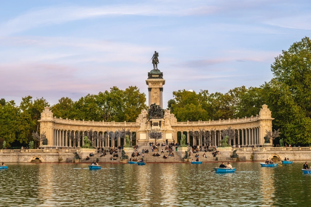 Celebra el Día de los Monumentos y Sitios. Te damos ideas para descubrir lugares históricos de México viajando en autobús. ¡Planea tu próxima aventura