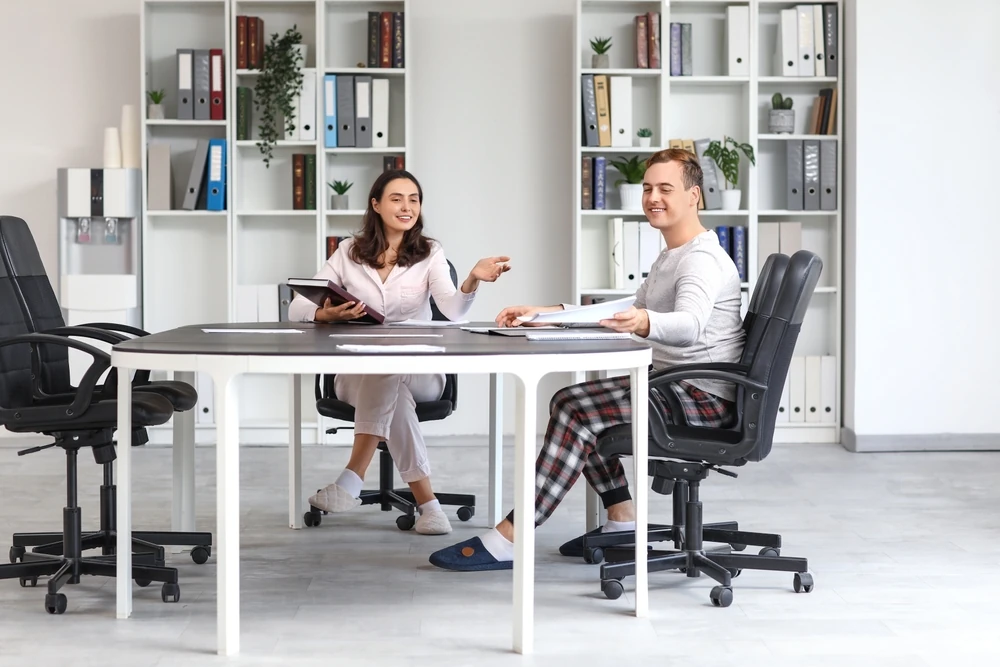 Celebra el Día de Trabajar en Pijama y descubre por qué la comodidad impulsa la productividad. Te damos ideas para llevar tu home office de viaje.