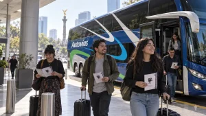 Pasajeros de Autovías caminando con equipaje de mano y boletos tras descender del autobús cerca del Ángel de la Independencia en Ciudad de México.