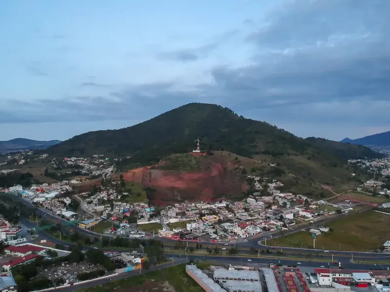 Vista aérea del cerro del Monte Calvario y la zona urbana de Atlacomulco.