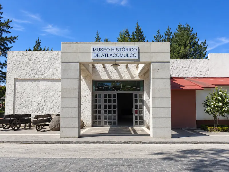 Fachada de piedra blanca y entrada principal del Museo Histórico de Atlacomulco.