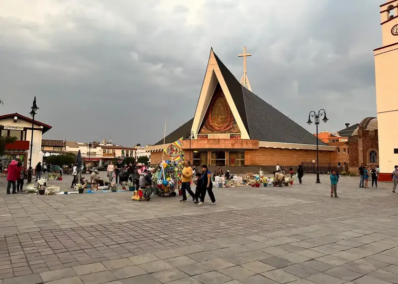 Parroquia de Santa María de Guadalupe con diseño triangular en la plaza de Atlacomulco.