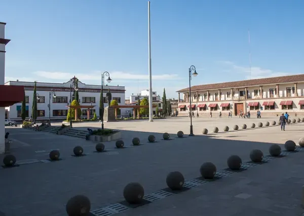 Explanada de la Plaza Cívica de Atlacomulco con el Palacio Municipal al fondo.