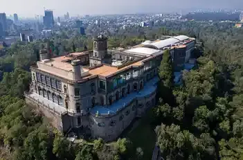 Vista aérea del Castillo de Chapultepec rodeado por el bosque y la zona urbana.