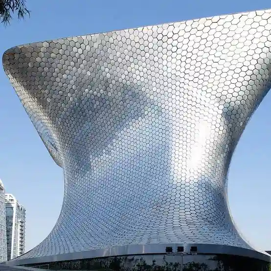 Fachada geométrica de hexágonos de aluminio del Museo Soumaya en Polanco.