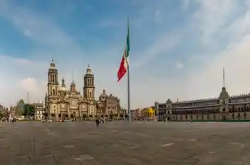 Plaza de la Constitución con la Catedral Metropolitana y la Bandera Nacional al centro.