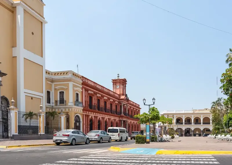 Edificios históricos y portales de estilo colonial en el centro de Colima.
