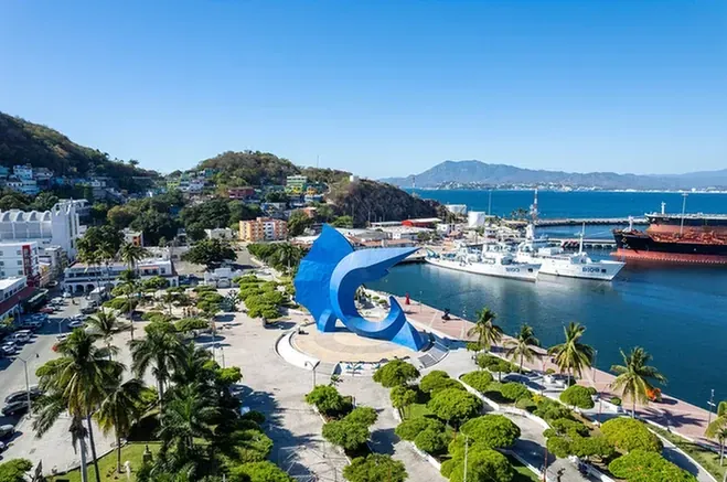 Vista aérea del malecón de Manzanillo con la escultura del Pez Vela azul y la bahía.