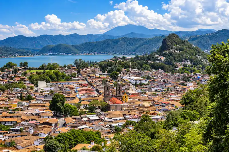 Vista panorámica del lago y las montañas de Valle de Bravo, Estado de México
