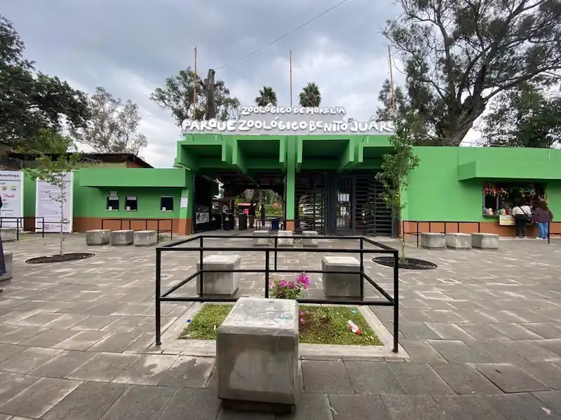 Fachada de acceso verde y explanada del Parque Zoológico Benito Juárez en Morelia.