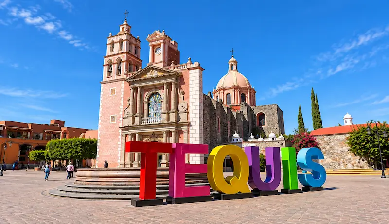 Letras coloridas de Tequis en la plaza principal frente al Templo de Santa María de la Asunción.