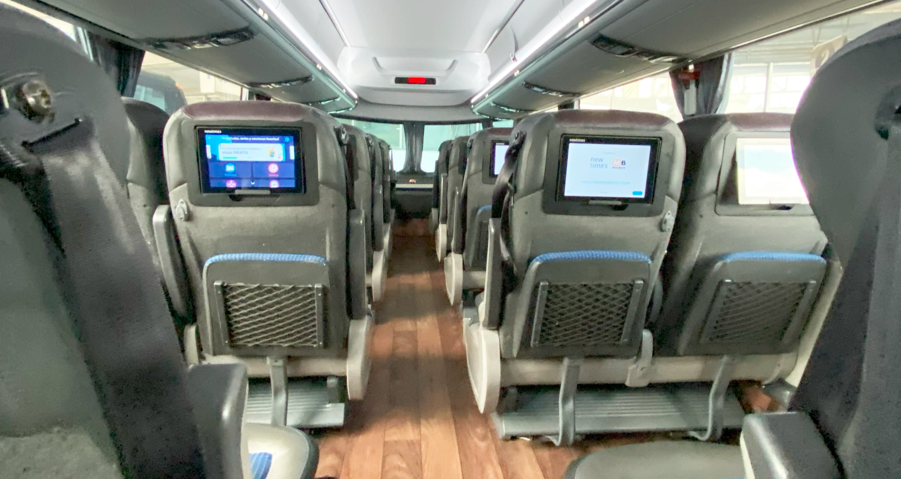 Interior de un autobús de lujo para renta en CDMX