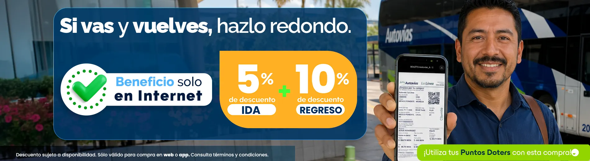 Hombre sonriente mostrando en su teléfono un boleto digital de Autovías junto a una promoción de 5% de descuento en ida más 10% en regreso para compras en internet.