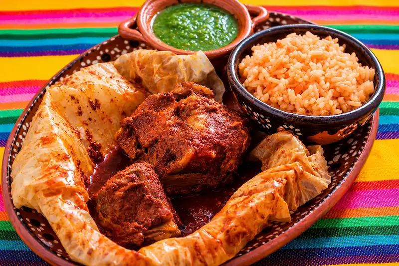 Mixiotes preparados con carne, chiles y especias