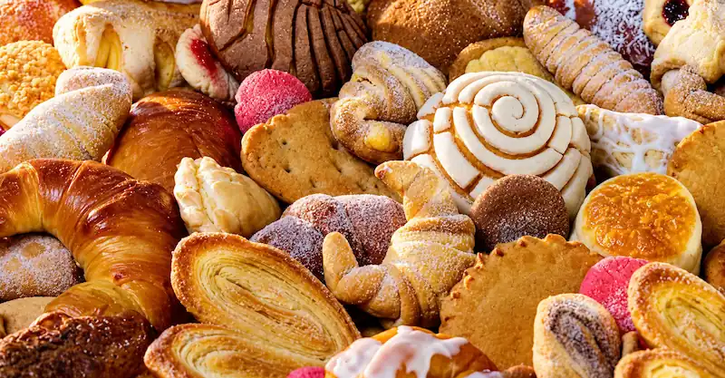 Variedad de pan dulce artesanal que incluye conchas, cuernitos, orejas y galletas tradicionales.